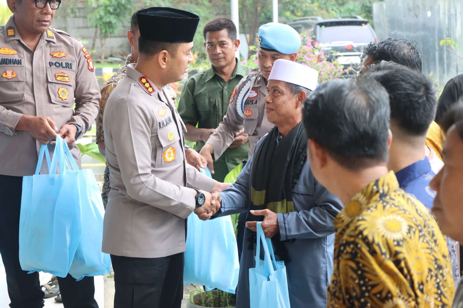 Jumat Peduli, Kapolres Metro Tangerang Kota Wujudkan Kepedulian dengan Bakti Sosial Jumat Peduli, Kapolres Metro Tangerang Kota Wujudkan Kepedulian dengan Bakti Sosial