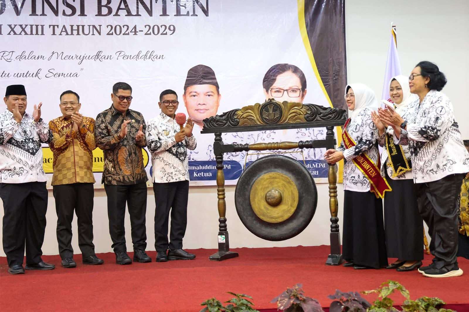 Gubernur Andra Soni dan Tinawati Terima Penghargaan PB PGRI atas Dedikasi Majukan Pendidikan di Banten Gubernur Andra Soni dan Tinawati Terima Penghargaan PB PGRI atas Dedikasi Majukan Pendidikan di Banten