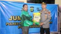 Jum’at Peduli Polres Metro Tangerang Kota, Bagikan Sembako kepada Pengemudi Ojek Online
