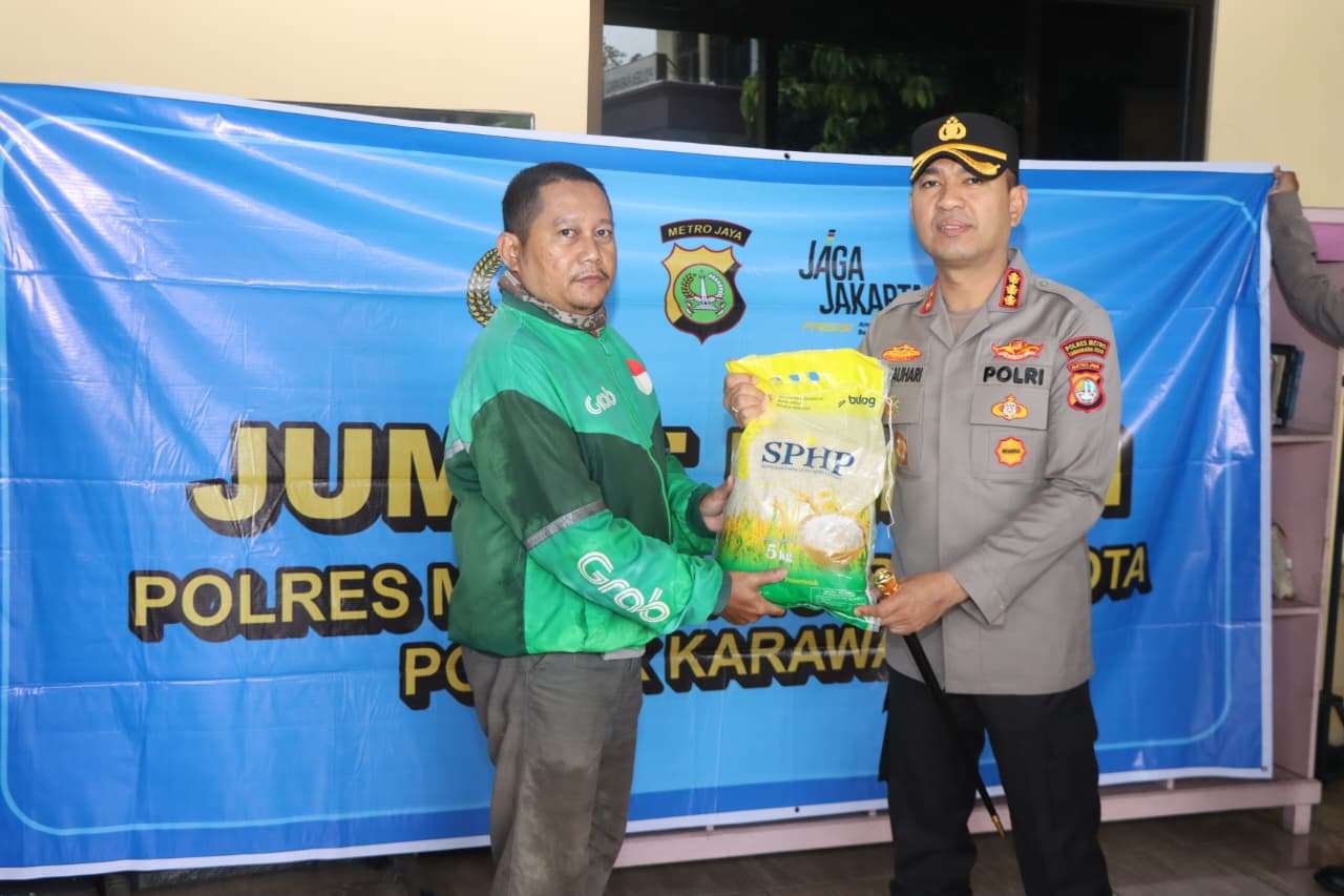 Jum’at Peduli Polres Metro Tangerang Kota, Bagikan Sembako kepada Pengemudi Ojek Online