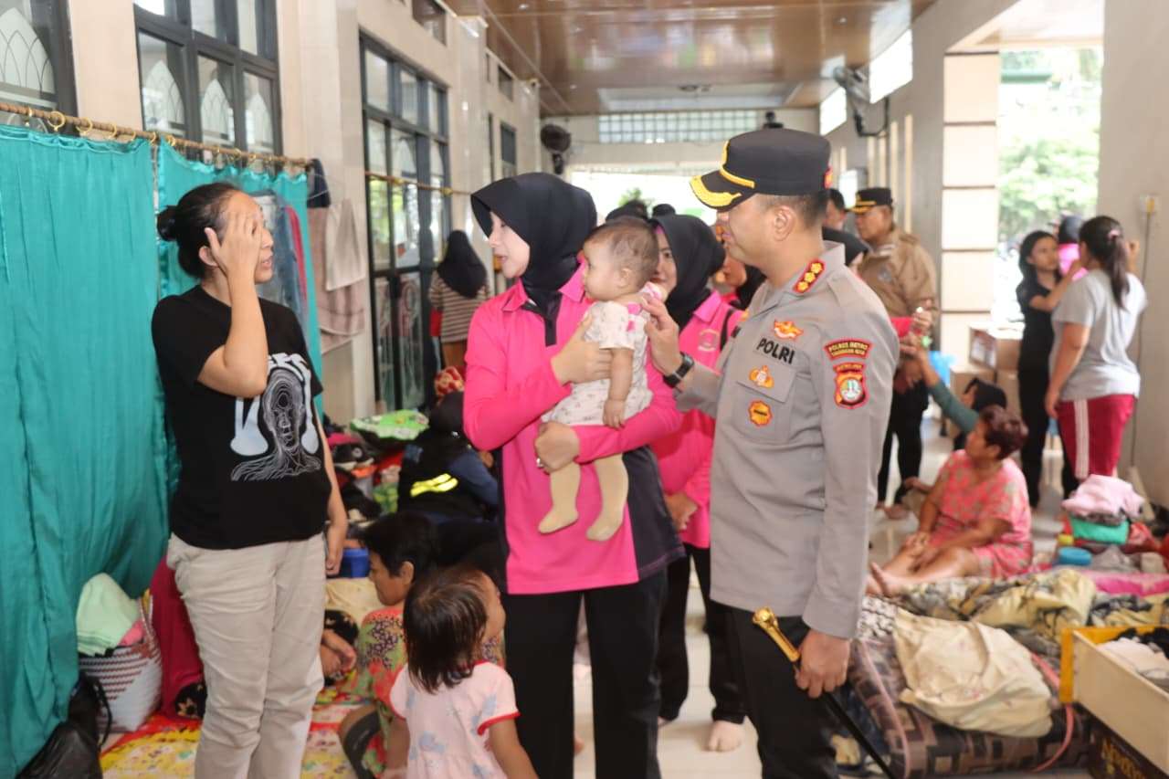 Pastikan Penanganan Banjir Berjalan Optimal, Kapolres Metro Tangerang Kota Kunjungi Sejumlah Posko Pengungsian