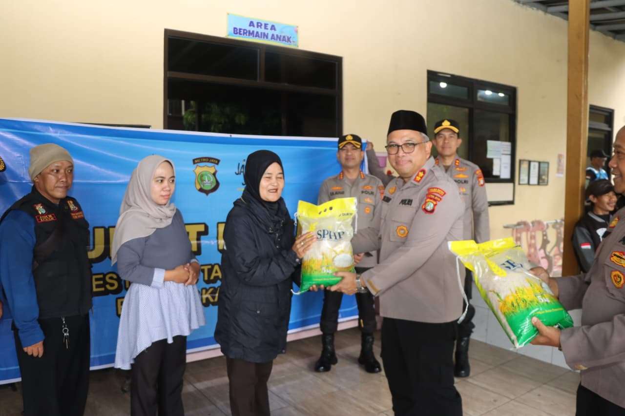Kapolres Metro Tangerang Kota Pimpin Kegiatan Jum’at Peduli di Polsek Karawaci