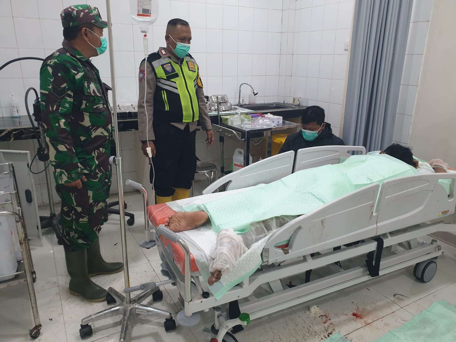 2 Pemuda Tersengat Listrik Tegangan Tinggi Saat Rapikan Kabel WiFi di Tepi Jalan 2 Pemuda Tersengat Listrik Tegangan Tinggi Saat Rapikan Kabel WiFi di Tepi Jalan