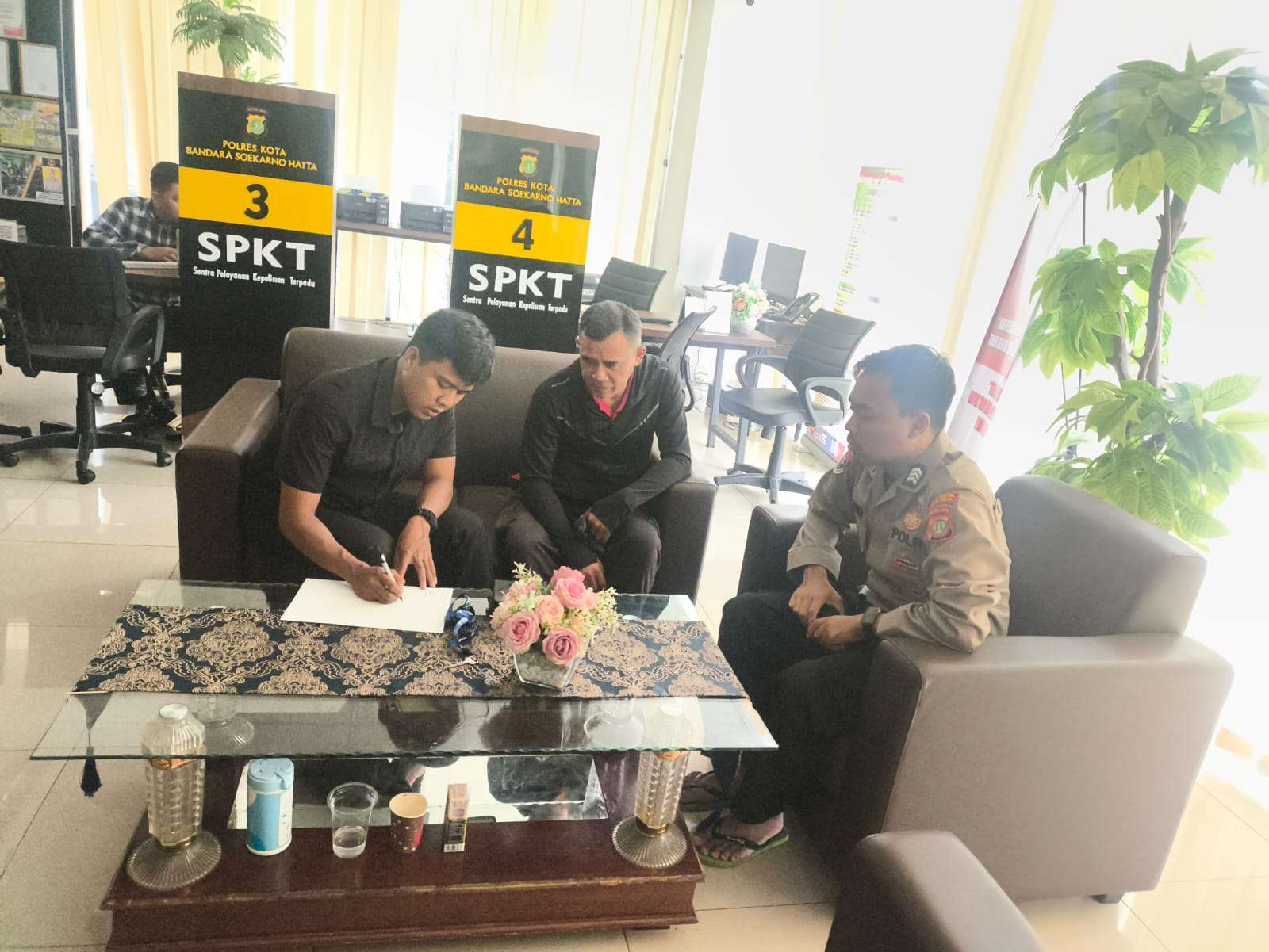 Polresta Bandara Soetta Temukan dan Kembalikan Bagasi WNA yang Tertinggal Polresta Bandara Soetta Temukan dan Kembalikan Bagasi WNA yang Tertinggal