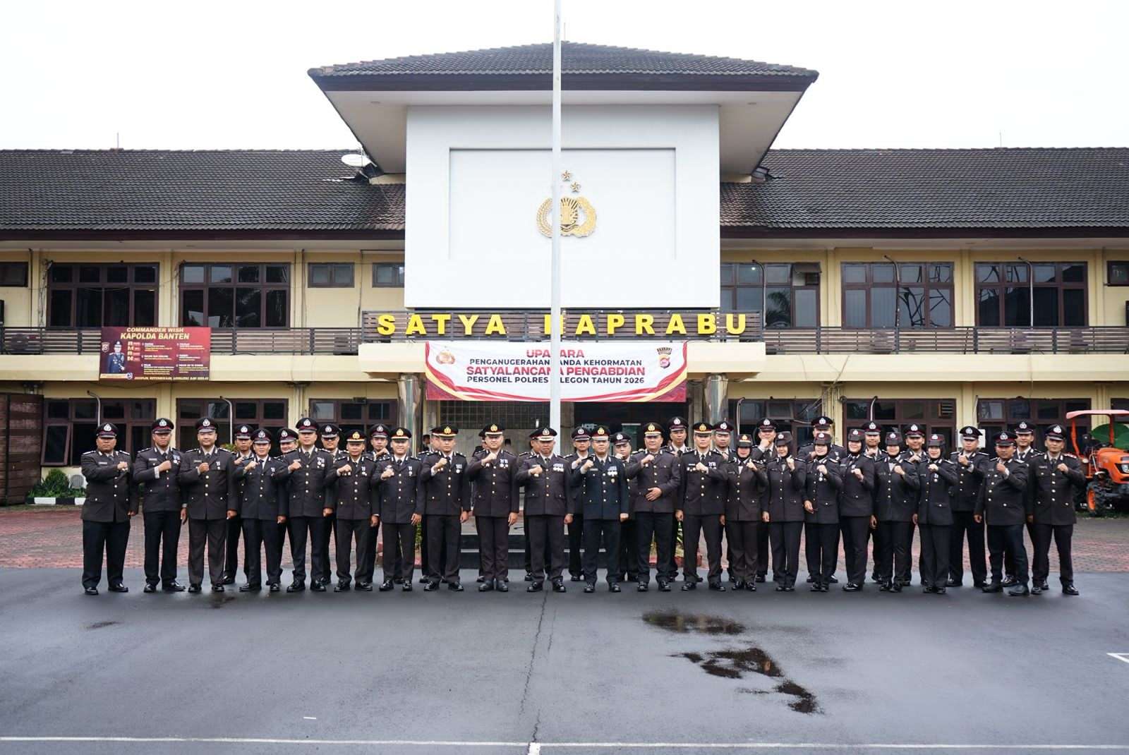 Polres Cilegon Anugerahkan Satya Lencana Pengabdian kepada 51 Personel Berprestasi