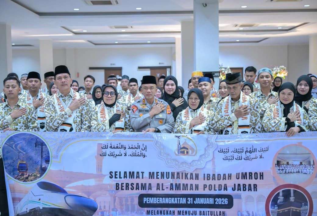 Kapolda Jabar Pimpin Pelepasan Jamaah Umrah Masjid Al-Amman Kapolda Jabar Pimpin Pelepasan Jamaah Umrah Masjid Al-Amman