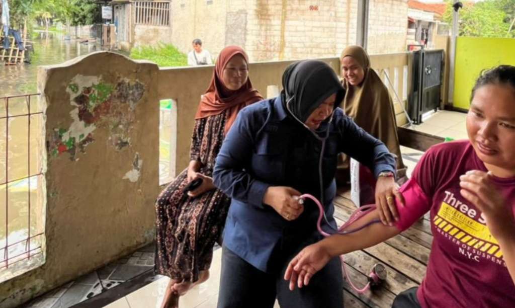 Sidokkes Polres Metro Tangerang Kota Berikan Layanan Kesehatan Pengungsi Banjir di Benda Sidokkes Polres Metro Tangerang Kota Berikan Layanan Kesehatan Pengungsi Banjir di Benda