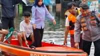 Polres Tangerang Kota Kerahkan Perahu Karet Evakuasi Warga Terdampak Banjir di Jatiuwung Polres Tangerang Kota Kerahkan Perahu Karet Evakuasi Warga Terdampak Banjir di Jatiuwung