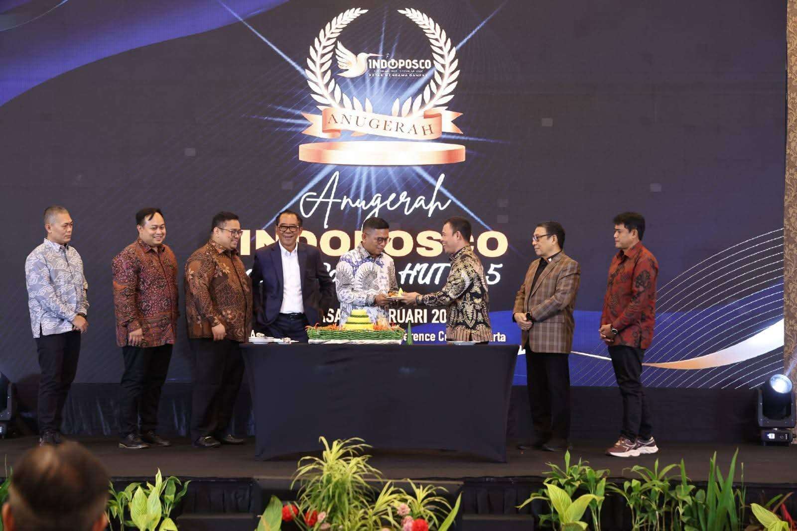 Gubernur Banten Andra Soni Raih Anugerah Indoposco Peduli Infrastruktur Desa