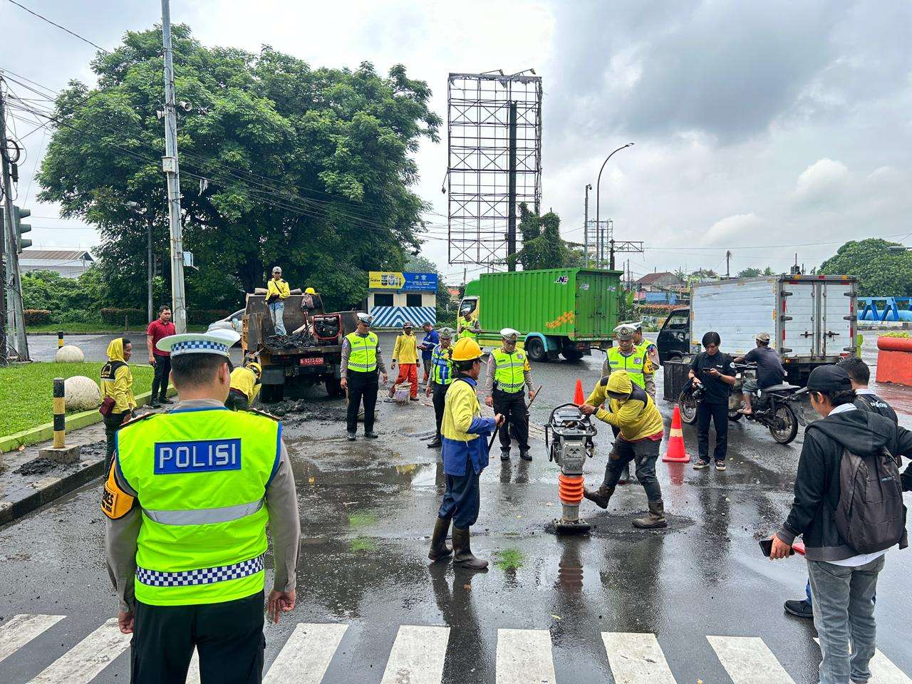 Cegah Kecelakaan, Satlantas Polres Tangerang Kota Bersama PUPR Benahi Jalan Rusak