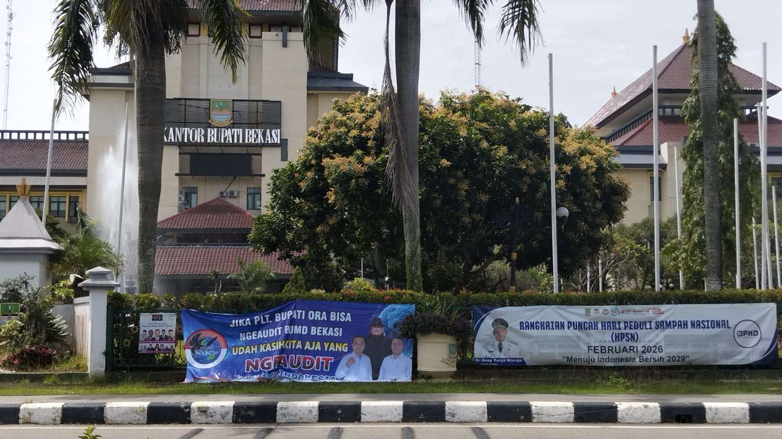 Inspektorat Bungkam, IWO Indonesia Pasang Spanduk Tantang Ngaudit BUMD di Depan Kantor Bupati Bekasi