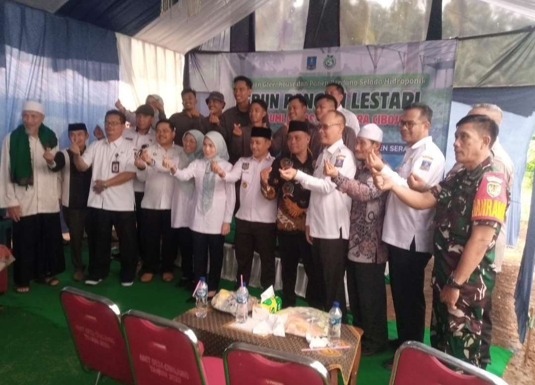 Bupati Serang Resmikan Greenhouse Hidroponik di Cibojong, Tandai Panen Perdana Selada Bumdes