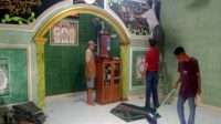 Kerja Bakti di Musholla Al-Ikhlas, Warga RT 04 Tunjukkan Semangat Gotong Royong