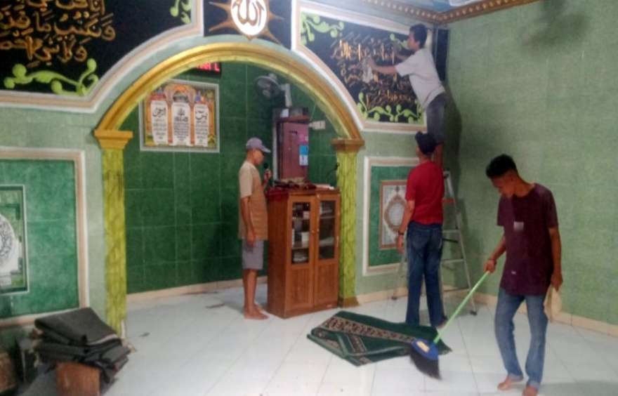 Kerja Bakti di Musholla Al-Ikhlas, Warga RT 04 Tunjukkan Semangat Gotong Royong