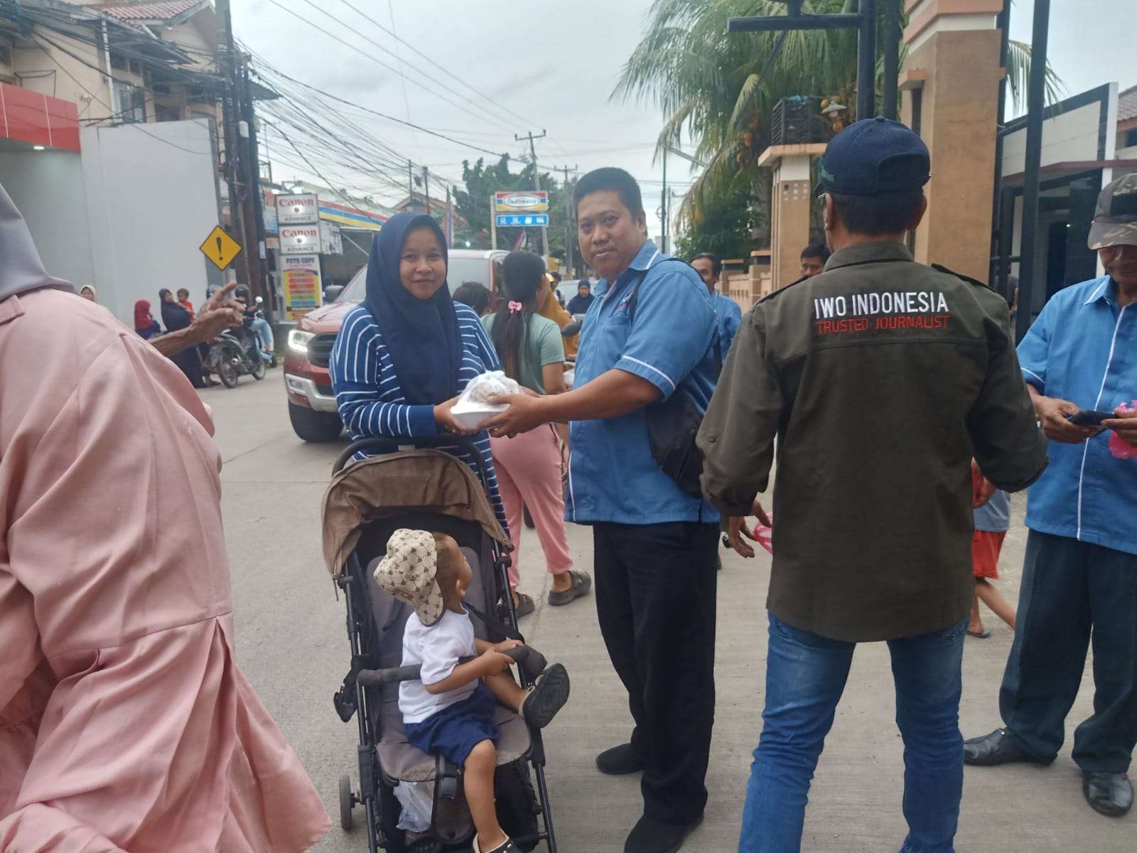 IWO Indonesia Banten Berbagi Takjil di Kota Serang, Pererat Silaturahmi dan Isi Ramadan dengan Aksi Sosial