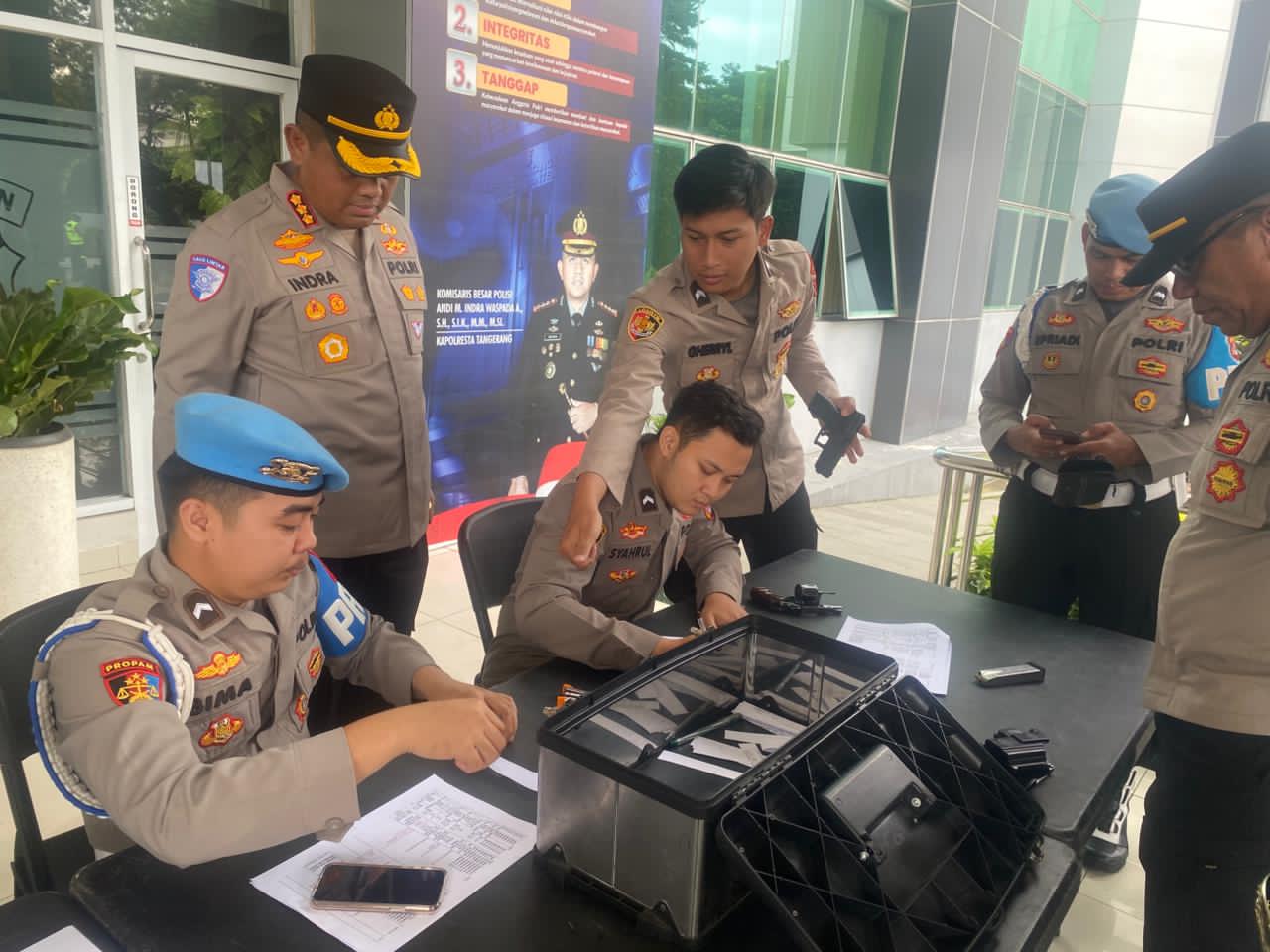 Polresta Tangerang Periksa Senpi Seluruh Anggota, Pastikan Digunakan Sesuai Prosedur Polresta Tangerang Periksa Senpi Seluruh Anggota, Pastikan Digunakan Sesuai Prosedur
