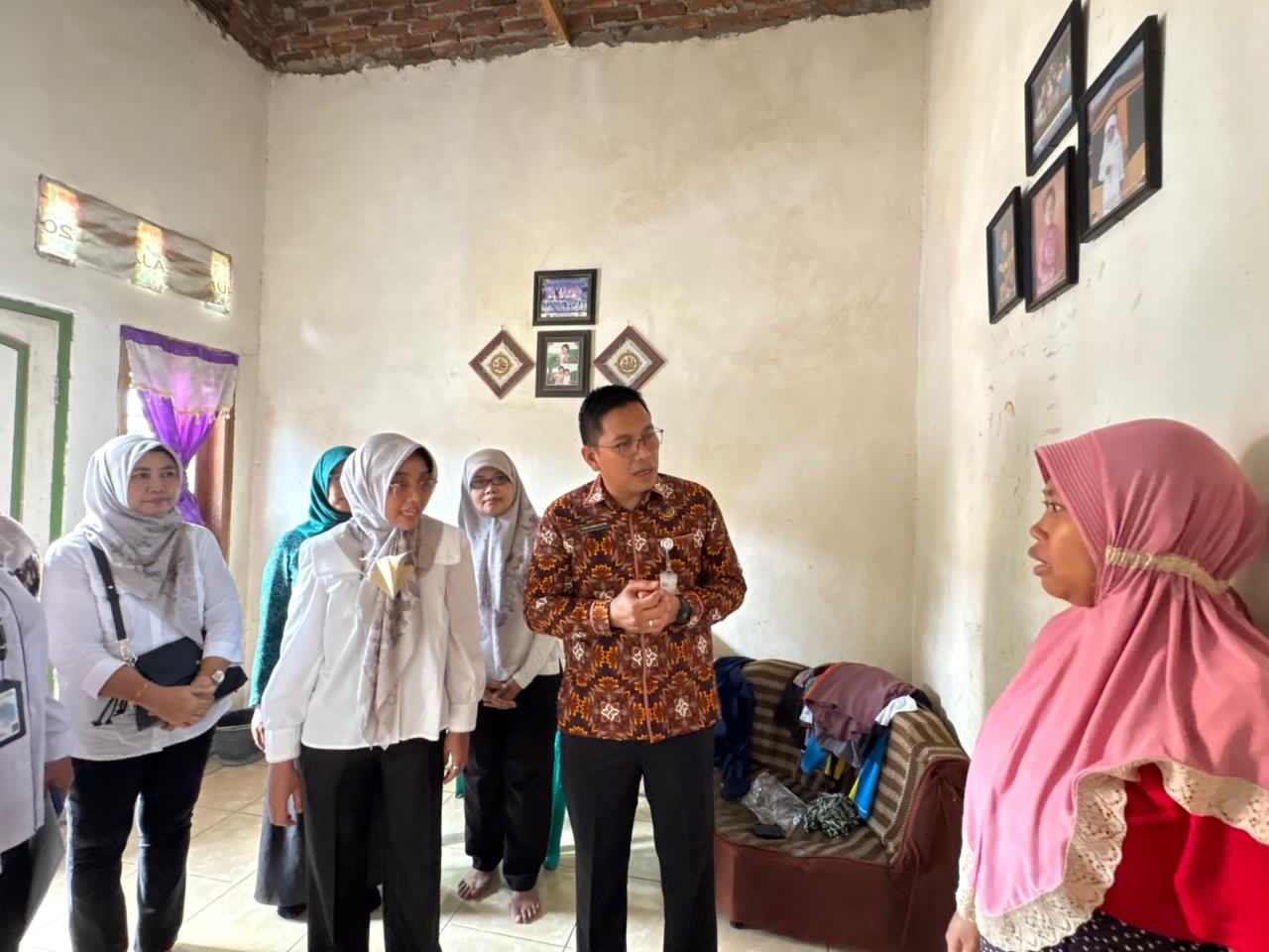 DWP Kemendukbangga/BKKBN Banten Salurkan Bantuan untuk 30 Keluarga Risiko Stunting di Kota Serang DWP Kemendukbangga/BKKBN Banten Salurkan Bantuan untuk 30 Keluarga Risiko Stunting di Kota Serang