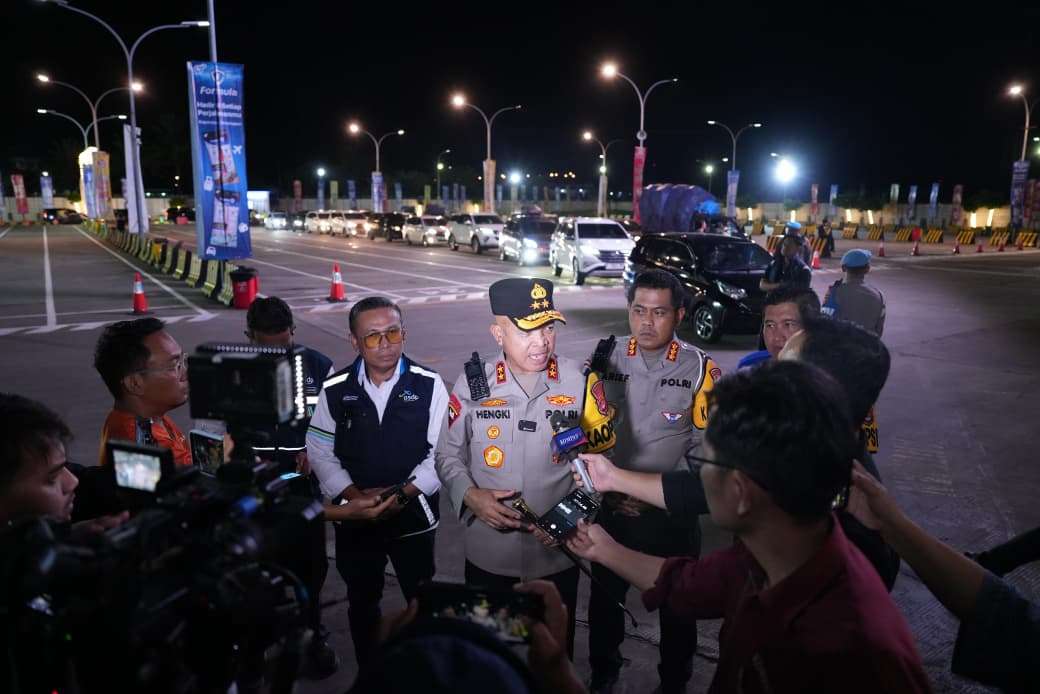 Pantau Arus Mudik di Pelabuhan Merak, Kapolda Banten Imbau Pemudik Utamakan Keselamatan Pantau Arus Mudik di Pelabuhan Merak, Kapolda Banten Imbau Pemudik Utamakan Keselamatan