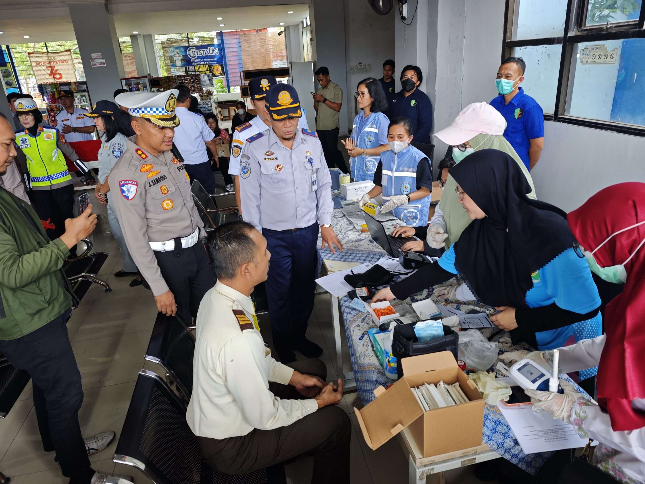 Cek Kesehatan Sopir Bus di Terminal Jatijajar, Polres Metro Depok Pastikan Pengemudi Sehat Jelang Mudik Cek Kesehatan Sopir Bus di Terminal Jatijajar, Polres Metro Depok Pastikan Pengemudi Sehat Jelang Mudik