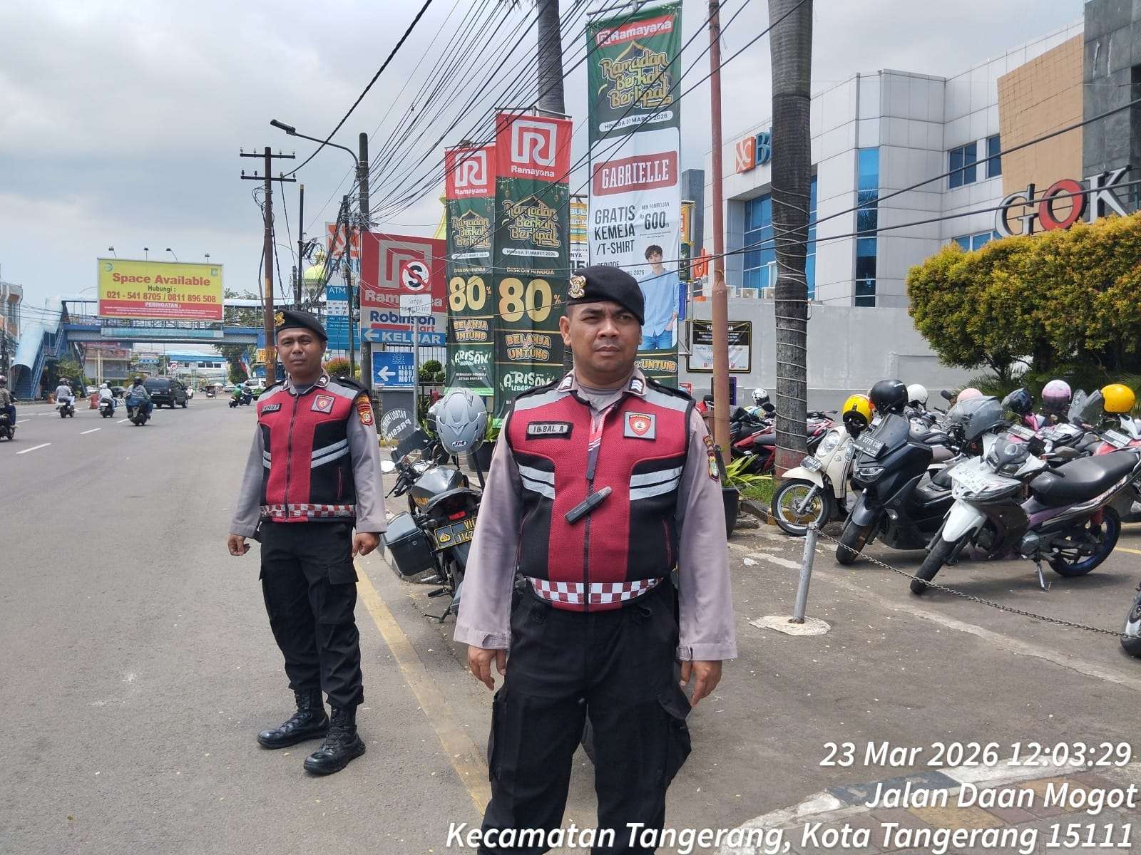 Cegah Kriminalitas Siang Hari, Polres Metro Tangerang Kota Intensifkan Patroli Dialogis di Pusat Keramaian Cegah Kriminalitas Siang Hari, Polres Metro Tangerang Kota Intensifkan Patroli Dialogis di Pusat Keramaian
