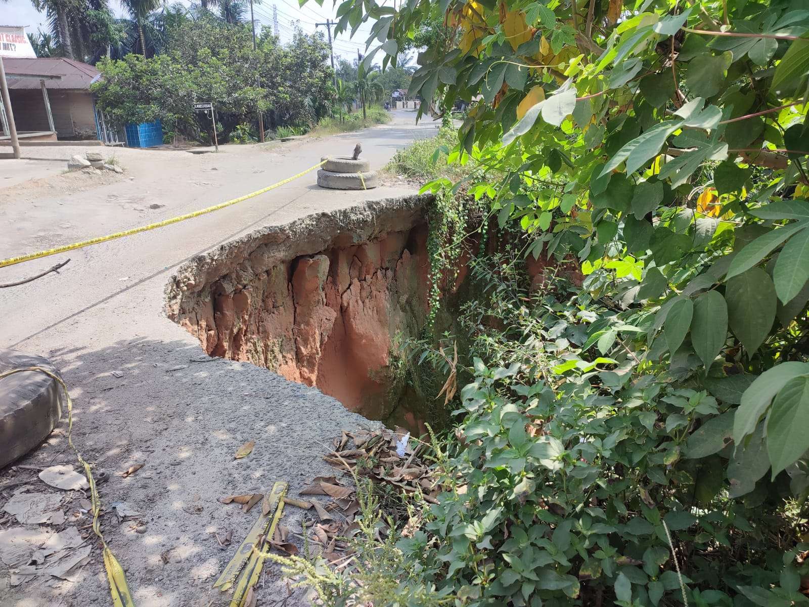 Jalan Lintas Kisaran-P Siantar Nyaris Putus Akibat Longsor, Warga Keluhkan 2 Tahun Tanpa Perbaikan Jalan Lintas Kisaran-P Siantar Nyaris Putus Akibat Longsor, Warga Keluhkan 2 Tahun Tanpa Perbaikan