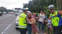 Tak Hanya Atur Lalu Lintas, Polantas Kota Tangerang Sambangi Rumah Kosong dan Bagikan Bansos
