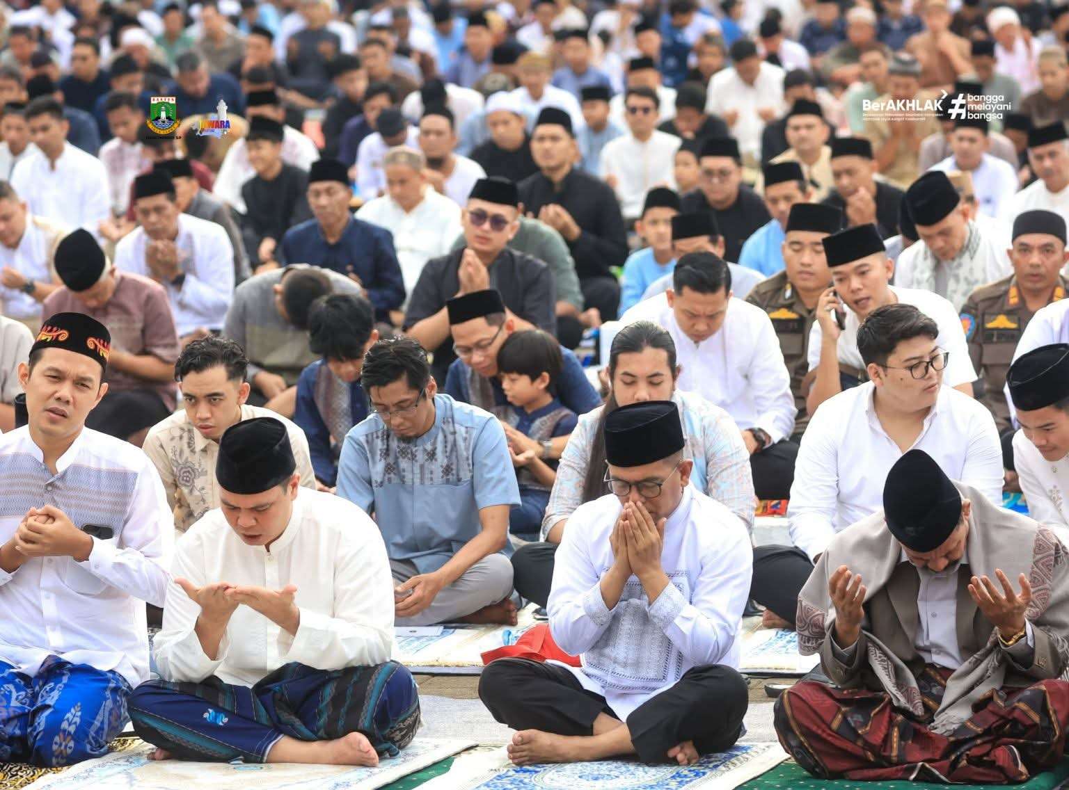 Gubernur Banten Andra Soni Salat Idulfitri Bersama Warga di Alun-Alun Barat Kota Serang Gubernur Banten Andra Soni Salat Idulfitri Bersama Warga di Alun-Alun Barat Kota Serang