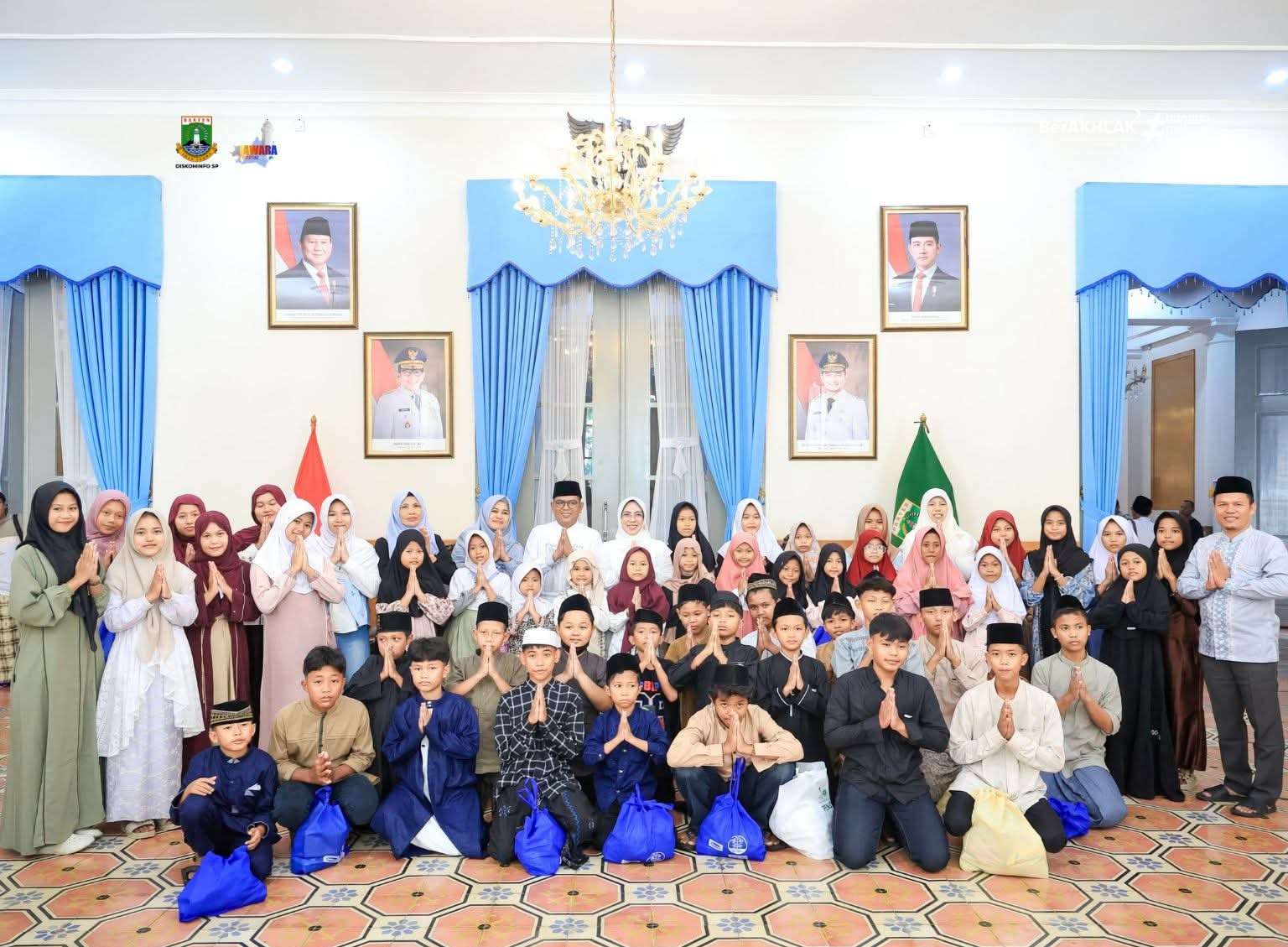 Gubernur Andra Soni Ajak Yatim dan Duafa Berlebaran di Gedung Negara, Warga Rasakan Kebahagiaan Idulfitri Gubernur Andra Soni Ajak Yatim dan Duafa Berlebaran di Gedung Negara, Warga Rasakan Kebahagiaan Idulfitri