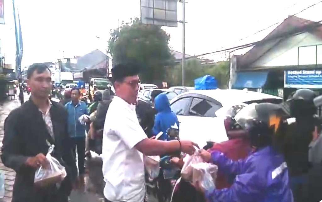 IWOI Kota Tangerang Tebar Kepedulian, Berbagi Takjil di Bulan Suci Ramadhan IWOI Kota Tangerang Tebar Kepedulian, Berbagi Takjil di Bulan Suci Ramadhan