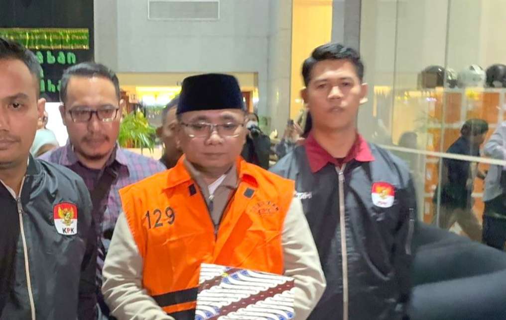 Mantan Menag Yaqut Cholil Kenakan Rompi Oranye Usai Diperiksa KPK