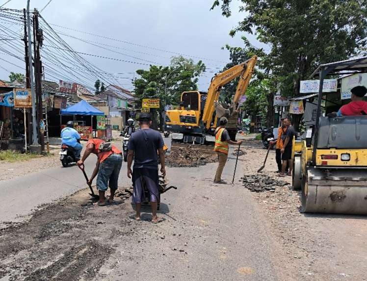 Jelang Lebaran, PT Praba Mas Hill Perbaiki Jalan Wujud Komitmen Manajemen