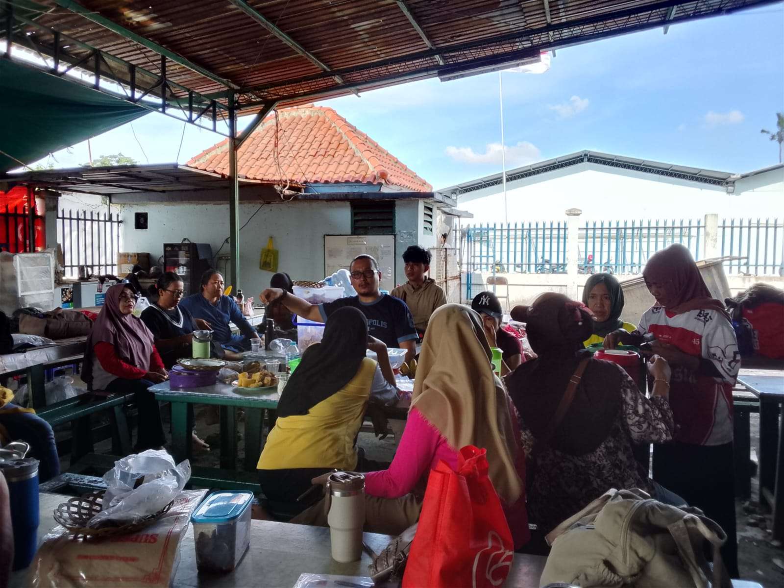 Takut Dibohongi Manajemen, Karyawan PT. Amos Indah Indonesia Memilih Tidur Di Pabrik Takut Dibohongi Manajemen, Karyawan PT. Amos Indah Indonesia Memilih Tidur Di Pabrik