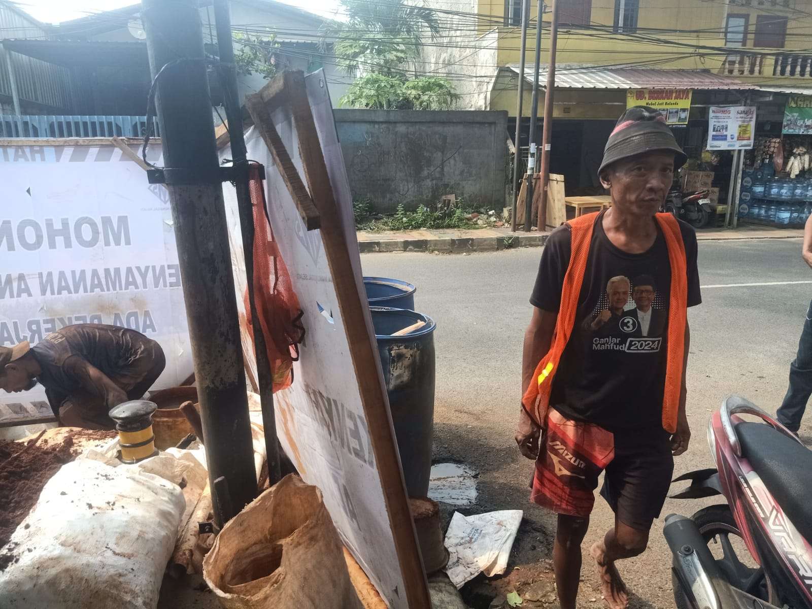 Diduga Abaikan K3, Proyek Galian Fiber Optik di Jalan Kavling Pemda Tuai Sorotan Warga