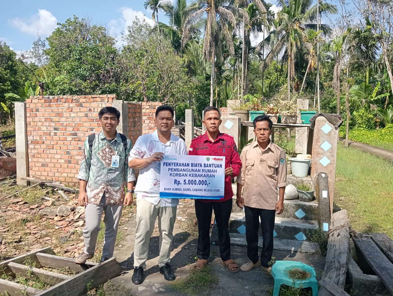 Bank Sumsel Babel Cabang Muara Enim Serahkan Bantuan Pembangunan Rumah Korban Kebakaran