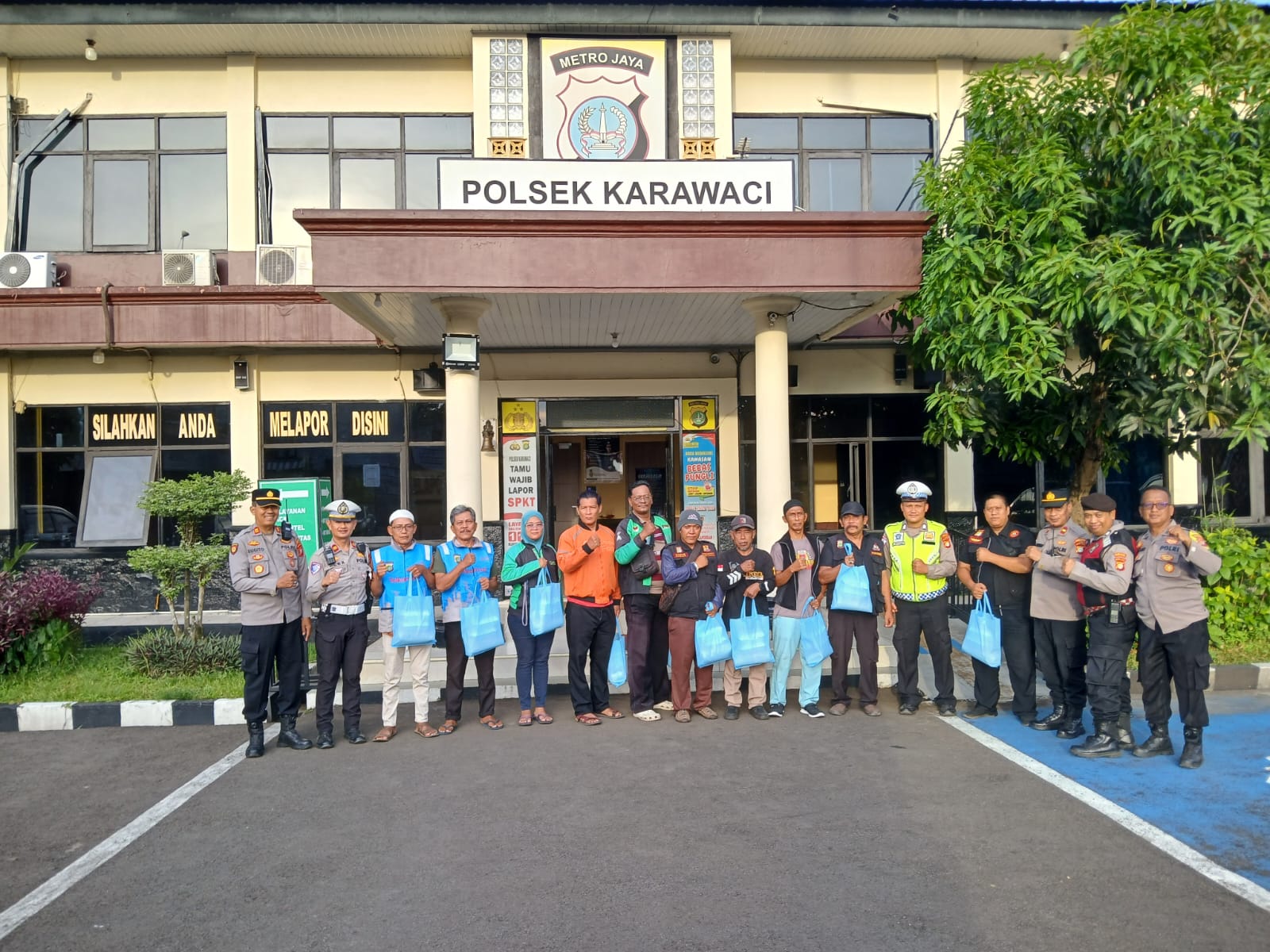 Jaga Kondusifitas Wilayah, Polsek Karawaci Gelar Bakti Sosial dan Pembinaan Polmas