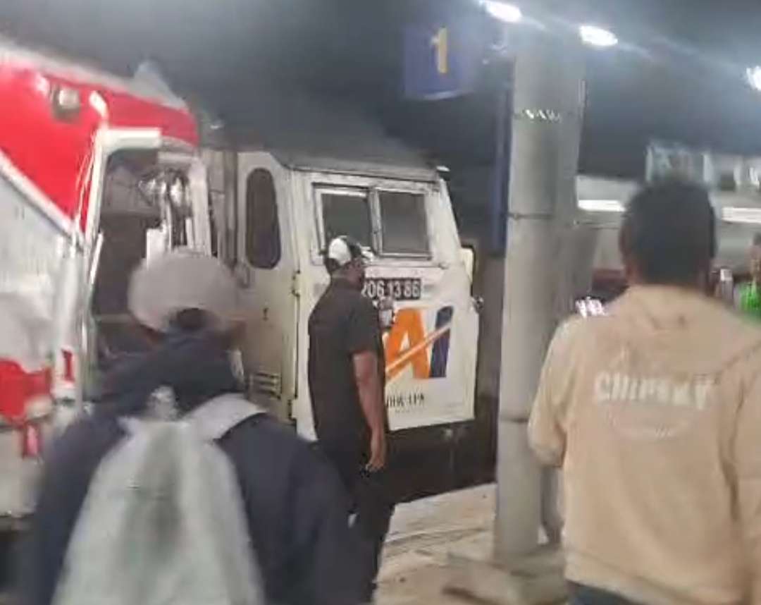 KRL Tertabrak KA Argo Bromo Anggrek di Bekasi Timur, Evakuasi Penumpang Berlangsung Dramatis