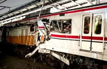 Terkini, Korban Luka Kecelakaan KA di Bekasi Timur Dievakuasi ke 3 Rumah Sakit