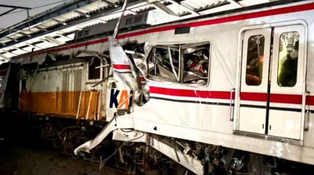 Terkini, Korban Luka Kecelakaan KA di Bekasi Timur Dievakuasi ke 3 Rumah Sakit