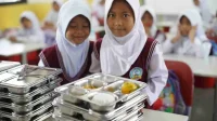 Pemerintah Pangkas Anggaran MBG, Jatah Makan Siswa Berkurang jadi 5 Seminggu Pemerintah Pangkas Anggaran MBG, Jatah Makan Siswa Berkurang jadi 5 Seminggu