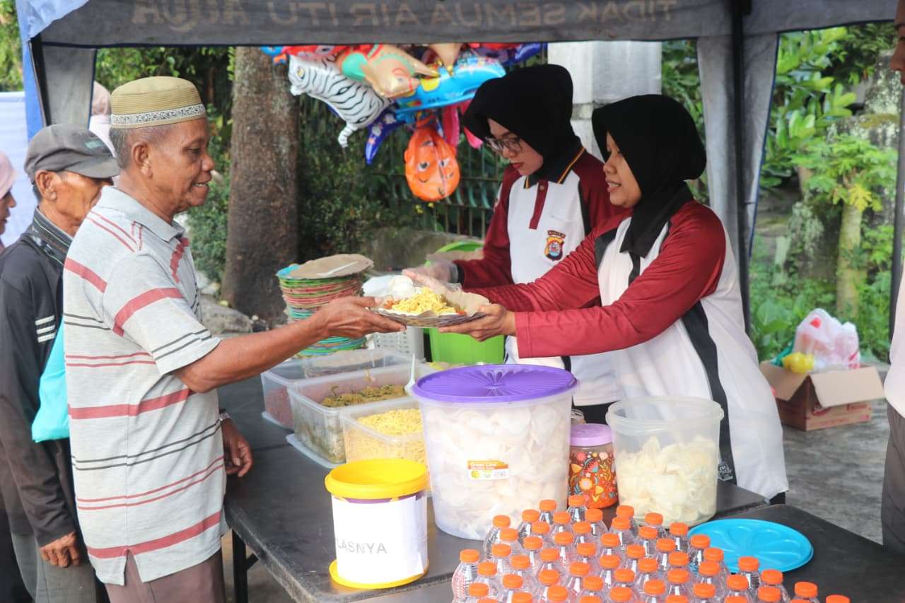 Polres Lebak Gelar “Jumat Berkah”, Berbagi Makanan Gratis Hingga Sosialisasi Layanan Digital Kepolisian*