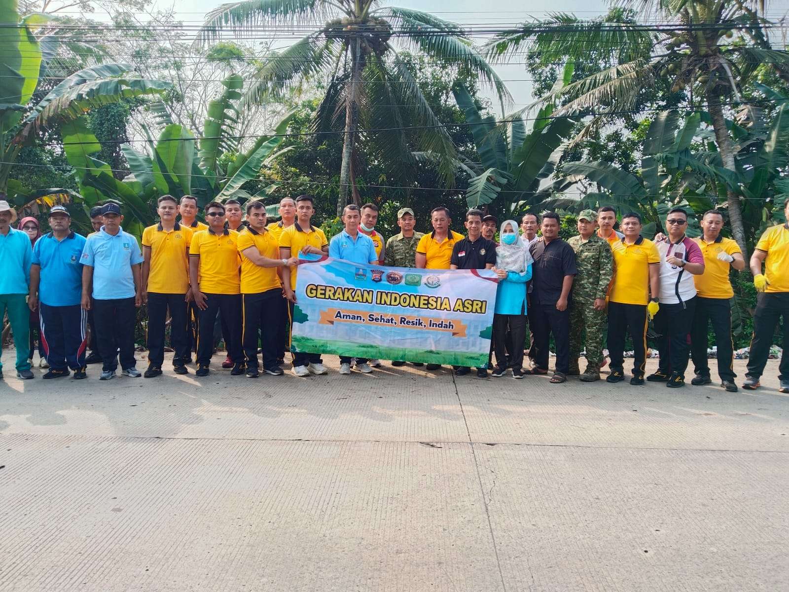 Jumat Bersih, Polres Serang Bersama Forkopimcam Tunjung Teja Gelar Gerakan ASRI Bersihkan Sampah di Jalan Provinsi