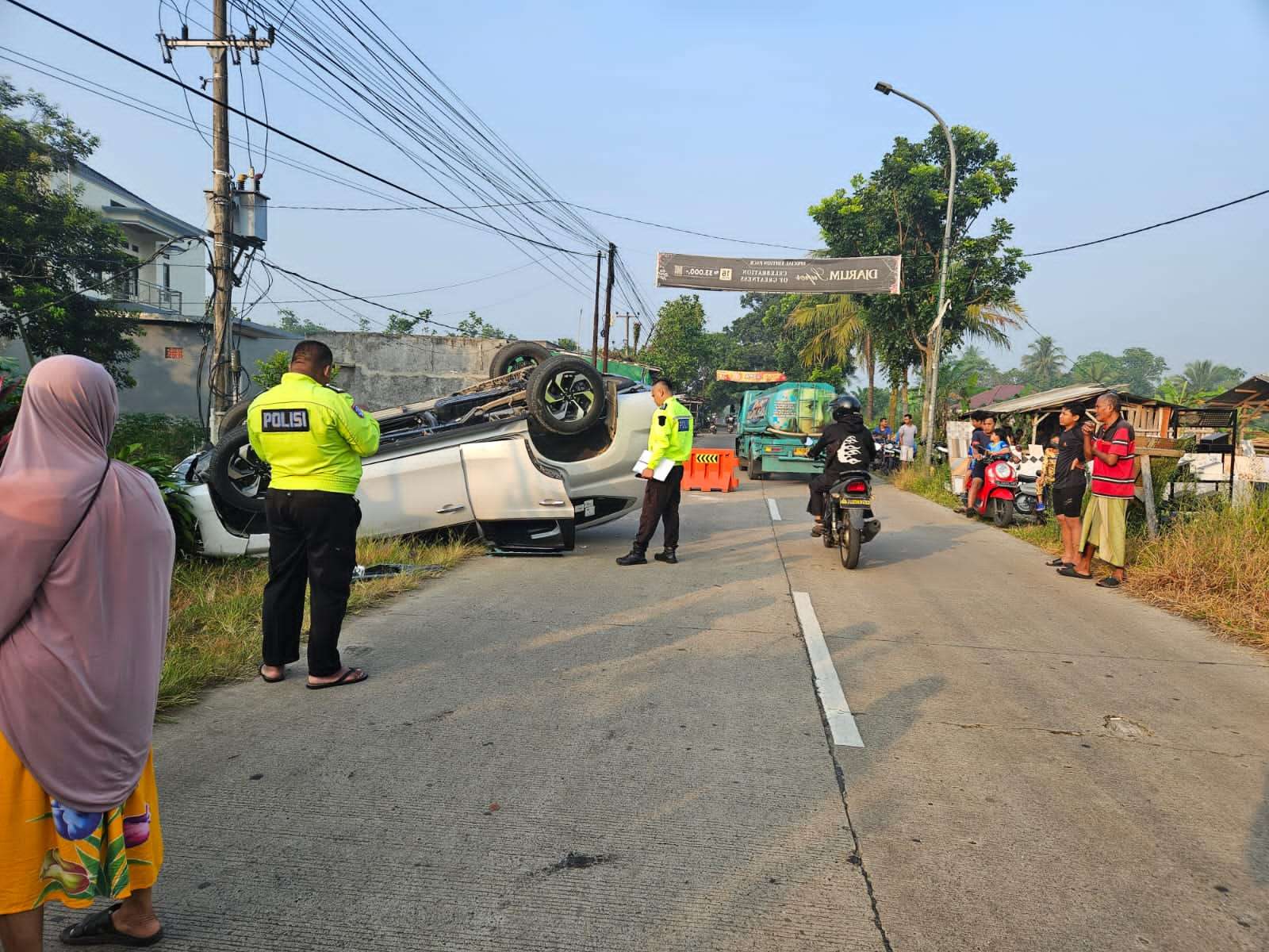 Satlantas Polres Serang Olah TKP Lakalantas di Cikeusal, Korban Dilarikan ke RSUD Serang