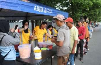 Jum’at Berkah, Kapolres Lebak Bagikan Makan Gratis kepada Warga