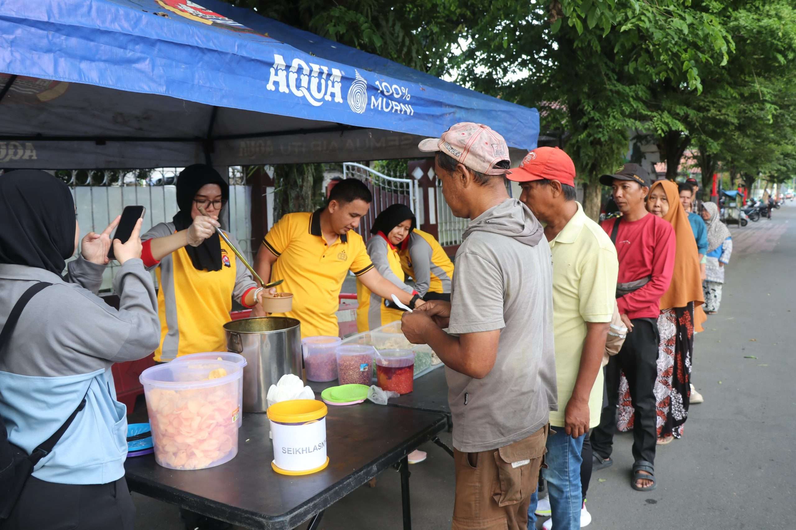 Jum’at Berkah, Kapolres Lebak Bagikan Makan Gratis kepada Warga