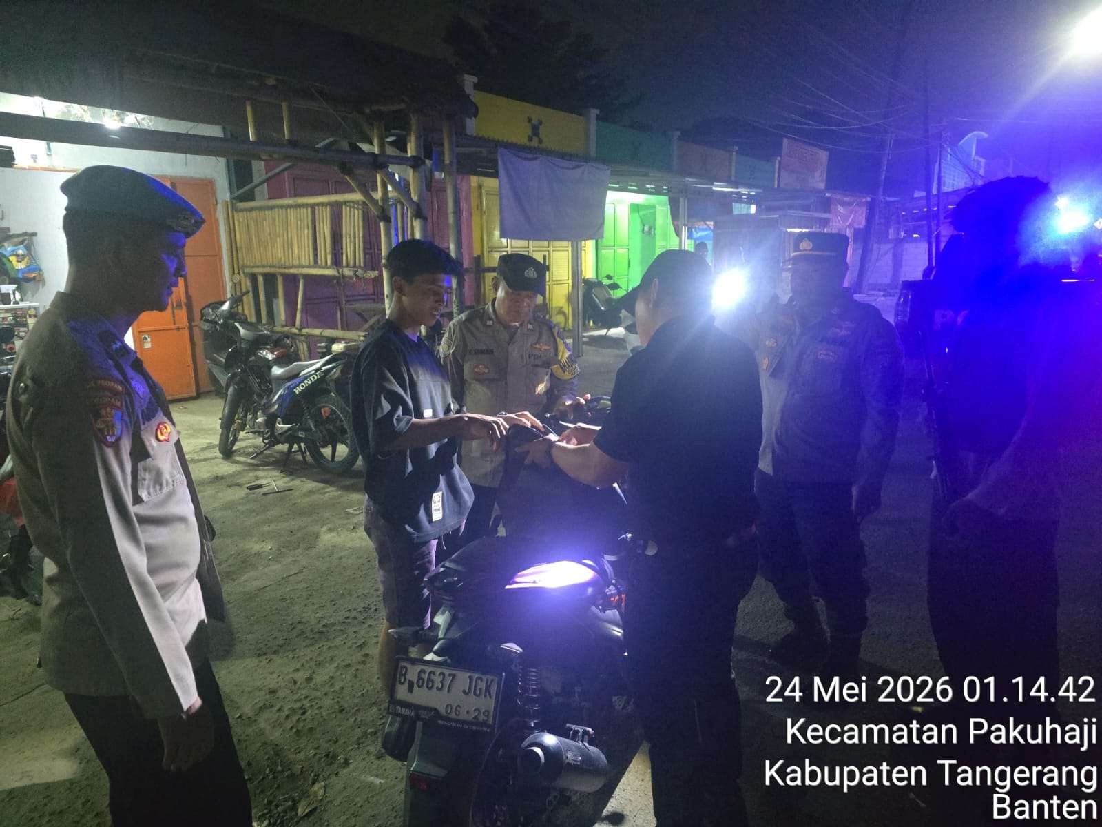 ANTISIPASI KEJAHATAN MALAM, POLSEK PAKUHAJI GELAR PATROLI STASIONER DI JALAN RAYA PAKU HAJI