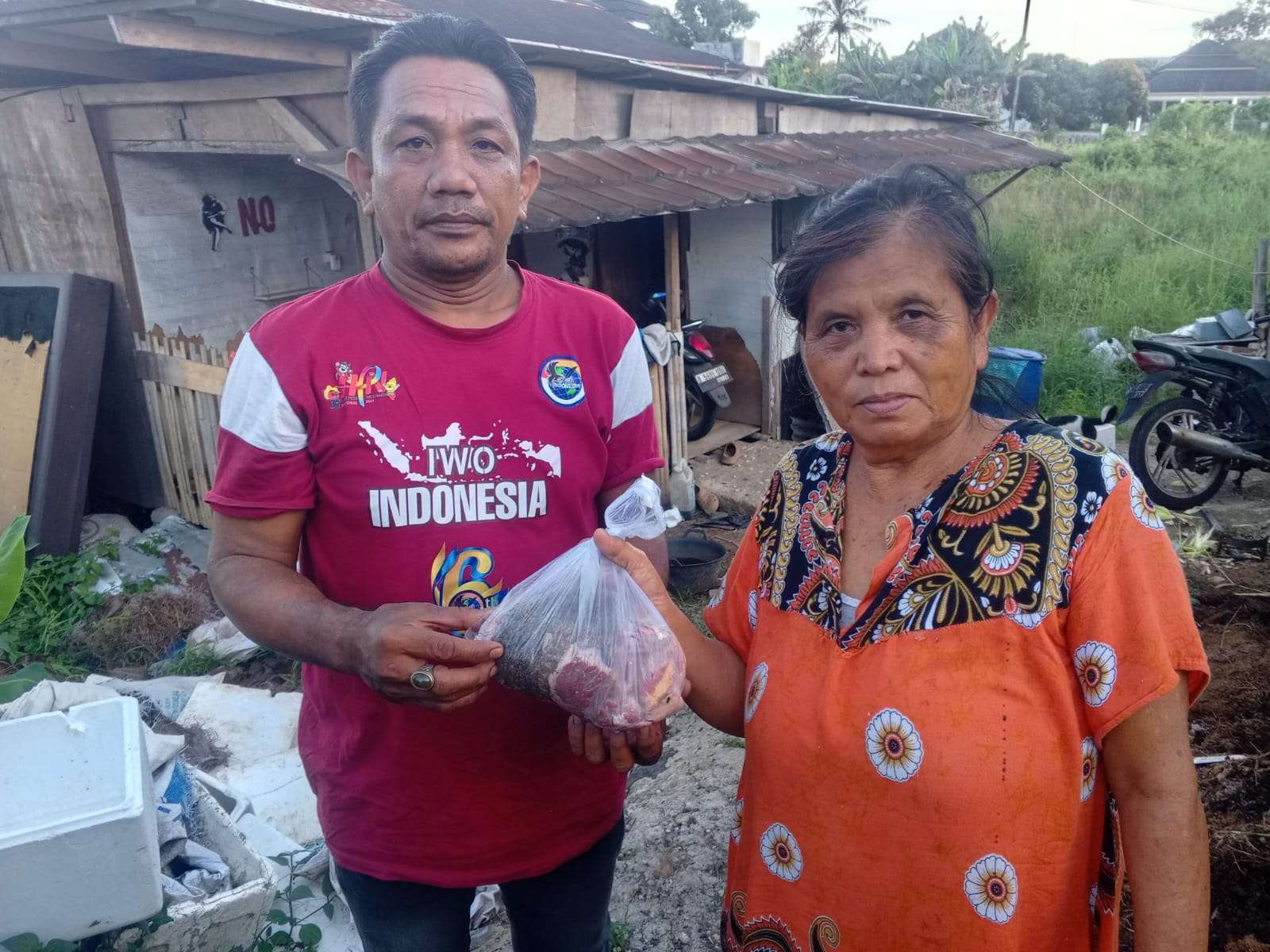 Ketua IWO Indonesia Kota Serang Salurkan Daging Kurban untuk Warga Cipocok Ketua IWO Indonesia Kota Serang Salurkan Daging Kurban untuk Warga Cipocok