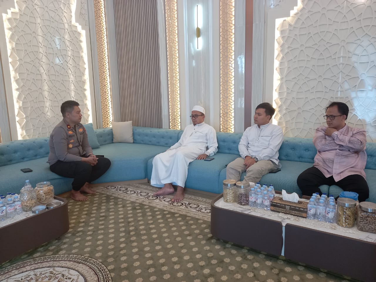 Waka Polres Cilegon Jalin Silaturahmi dengan Ulama dan Umaroh di Pondok Pesantren Ibnu Syam Waka Polres Cilegon Jalin Silaturahmi dengan Ulama dan Umaroh di Pondok Pesantren Ibnu Syam