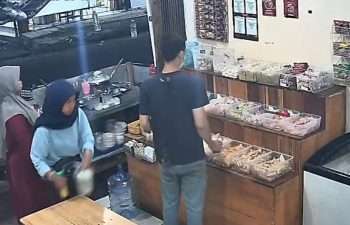 Aksi Maling HP di Warung Seblak Prasmanan 2 Terekam Kamera, Warga Diminta Waspada