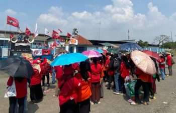 Genap Dua Bulan Karyawan PT. Amos Indah Indonesia Aksi Unjuk Rasa di Pabrik