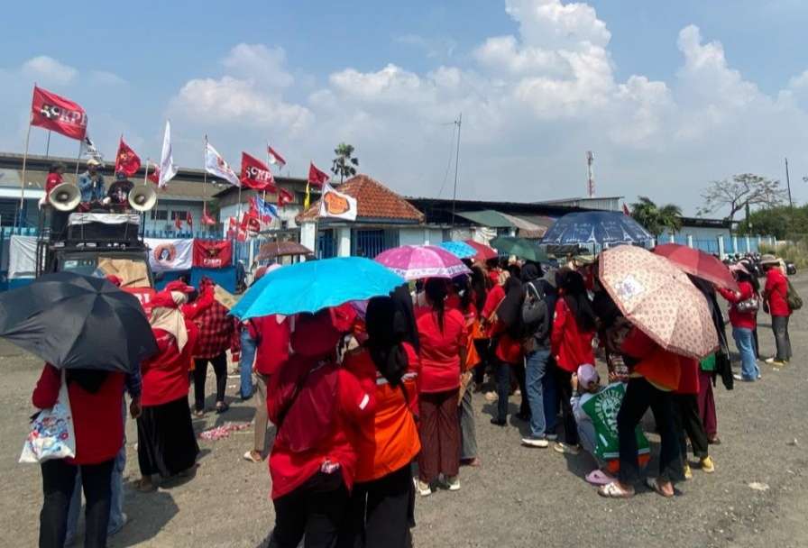 Genap Dua Bulan Karyawan PT. Amos Indah Indonesia Aksi Unjuk Rasa di Pabrik